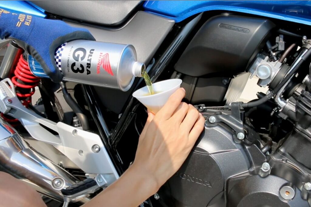 バイクエンジンオイル交換:cb400sfオイル注入(1L缶hondag3)